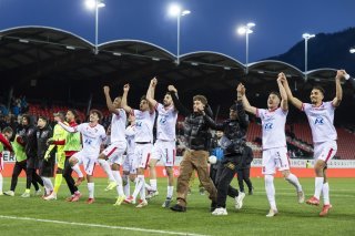 Les joueurs du FC Sion célèbrent leur victoire avec le Gradin Nord.